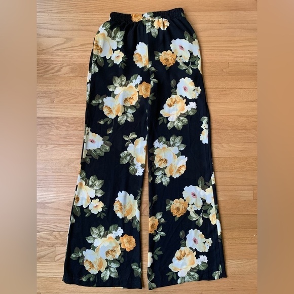 NWT Socialite Black & Yellow Wide Leg Floral Flowy Pants Size Small - Picture 2 of 9